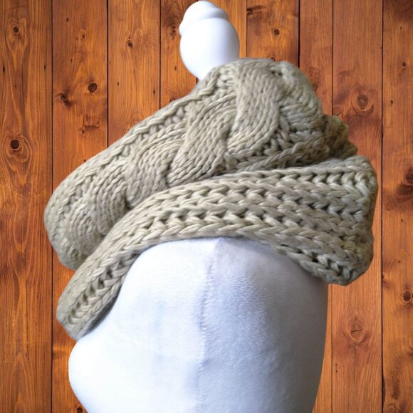 MODENA INFINITY RING SCARF CABLE KNIT FAUX FUR LINED  - Color BEIGE/WHITE - Picture 4 of 5